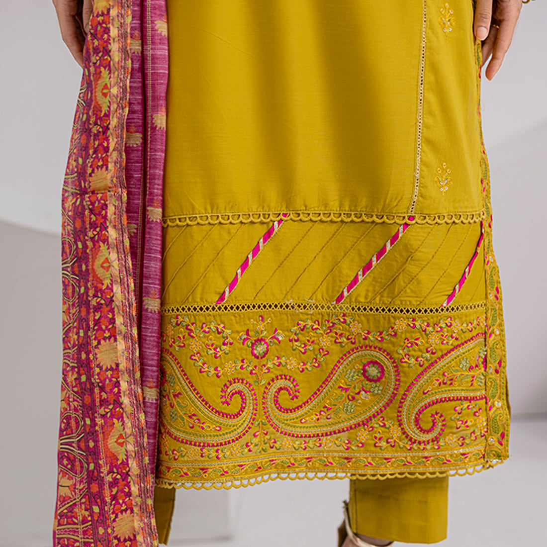 ZR-2426-A Zahra Rubab Chikan Kaari