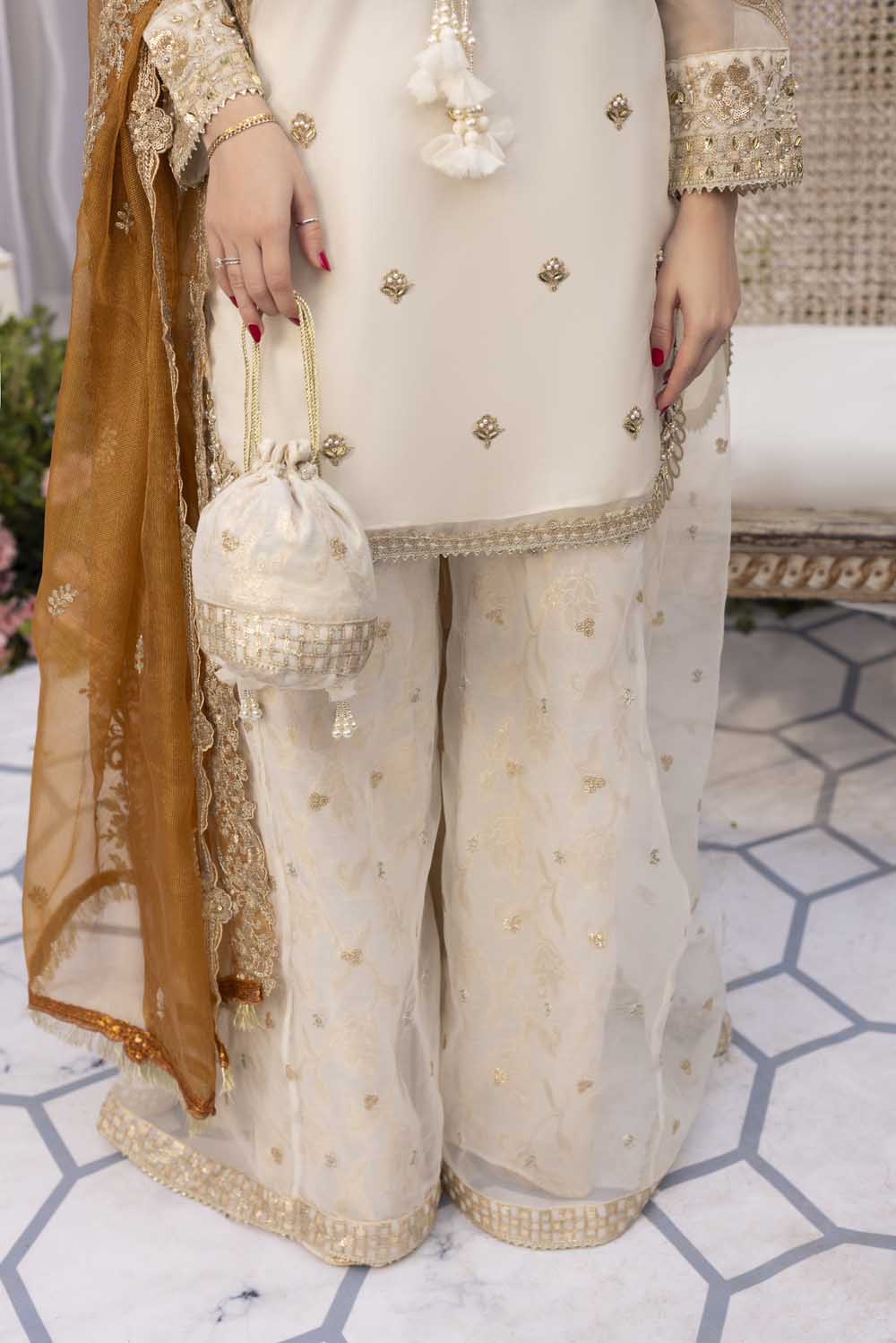 ZR-2569 | OFF-WHITE Zahra Rubab
